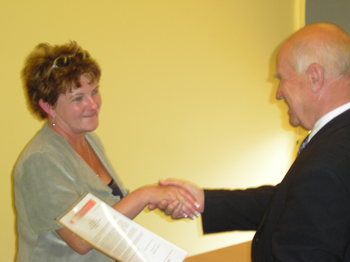 Daniela Patelka odbiera list gratulacyjny w imieniu Mirosławy Graf - Dyr. Zesp. Szk. W Pawłowicach